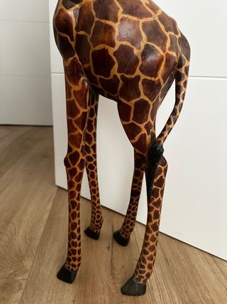 Jirafa de madera de ebano tallada