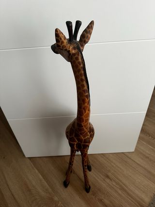 Jirafa de madera de ebano tallada