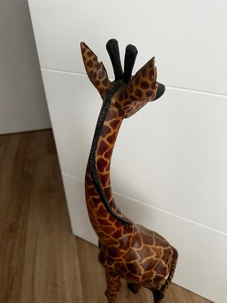 Jirafa de madera de ebano tallada