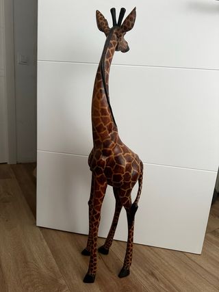Jirafa de madera de ebano tallada