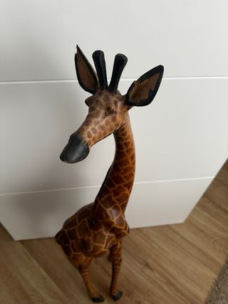 Jirafa de madera de ebano tallada