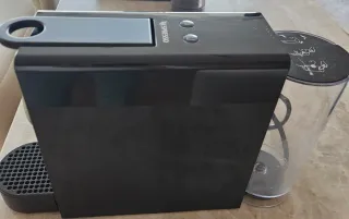 Cafetera Nespresso Negra Brillante