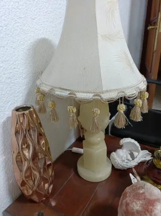 Lámpara de mesa de mármol y tela