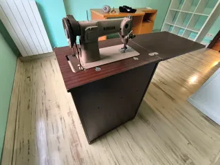 Máquina de coser Singer antigua. ESTÁ EN ZAMUDIO