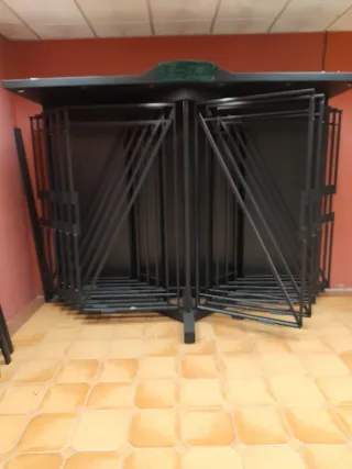 Mueble expositor de metal negro