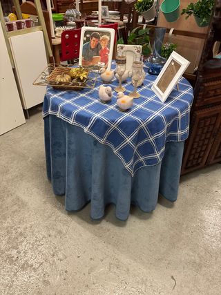 Mesa camilla azul y dorada