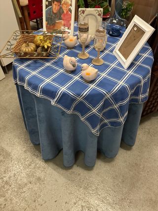 Mesa camilla azul y dorada