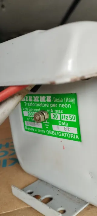 Transformador de neón gris