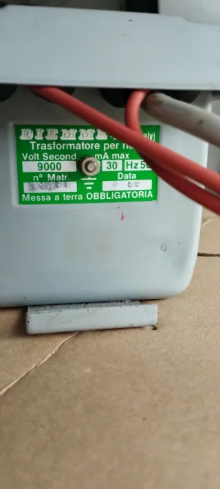 Transformador de neón gris