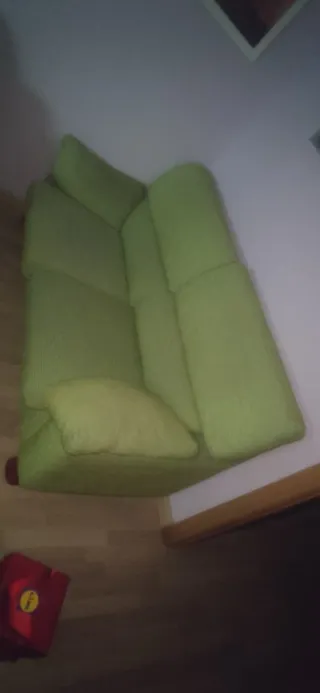 Sofá de tela verde