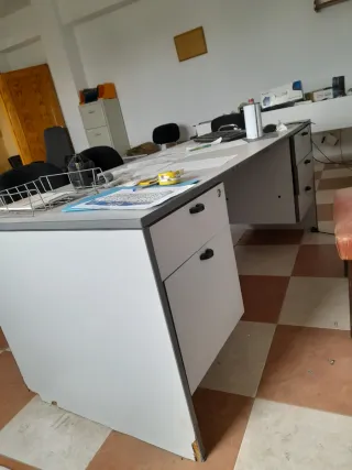 Mesa de oficina gris y blanca