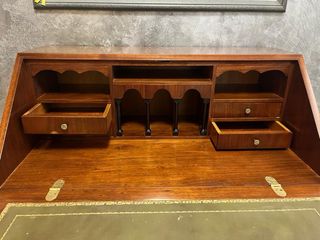 Mueble escritorio de madera con detalles