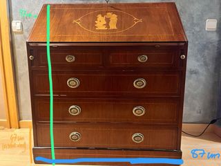 Mueble escritorio de madera con detalles