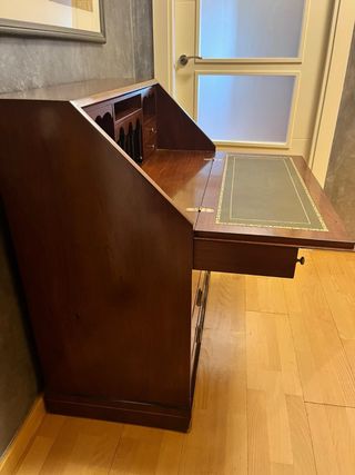 Mueble escritorio de madera con detalles