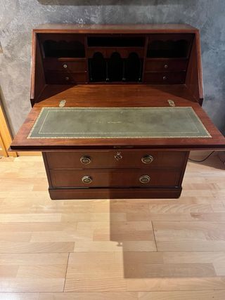 Mueble escritorio de madera con detalles