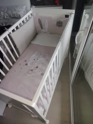 Cuna de madera blanca con protector