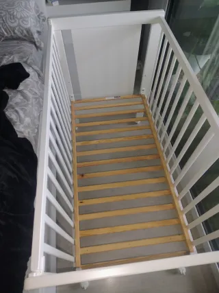 Cuna de madera blanca con protector