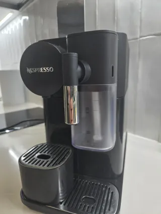 Cafetera Nespresso De'Longhi Lattissima One