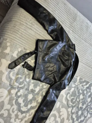 Cazadora polipiel negra