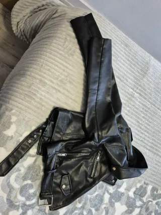 Cazadora polipiel negra