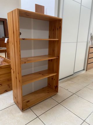 Estantería de madera maciza