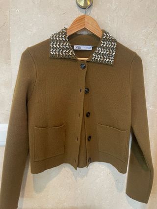 Chaqueta Zara con cuello pedrería