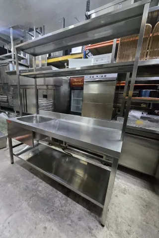 Fregadero industrial con estantería