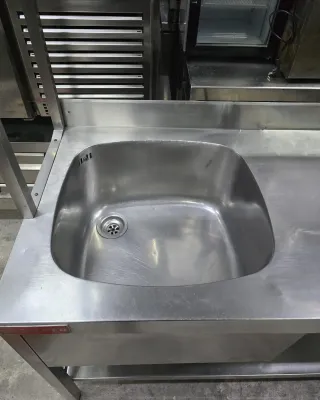 Fregadero industrial con estantería