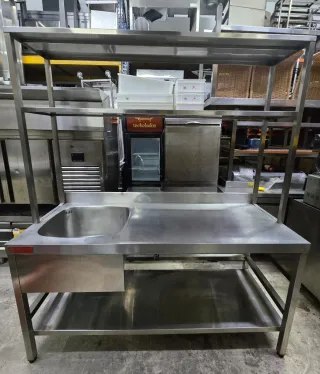 Fregadero industrial con estantería