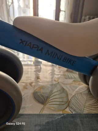 Bicicletta Minibike blu e bianca
