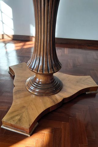 Tavolo rotondo in legno massiccio