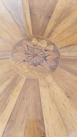 Tavolo rotondo in legno massiccio