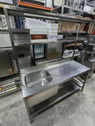 Fregadero industrial con estantería