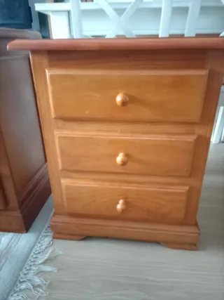 Mesitas de noche y sillas