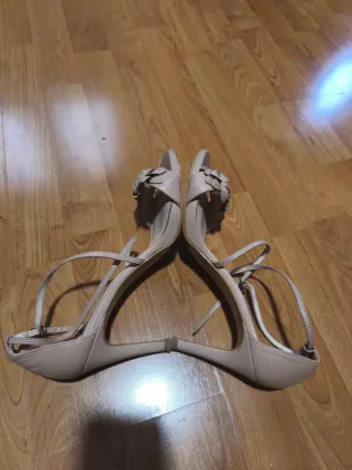 Sandalias de fiesta rosa palo con flores