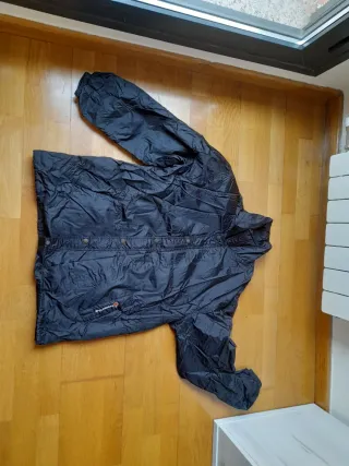 Chubasquero negro