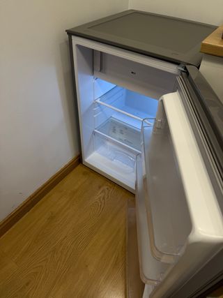 Nevera Candy compacta con congelador, buen estado