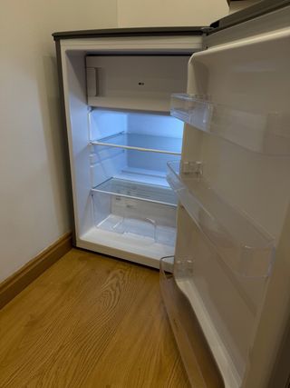 Nevera Candy compacta con congelador, buen estado