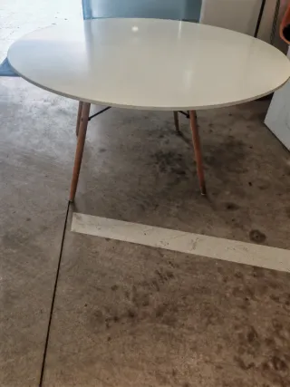 Mesa redonda de madera blanca