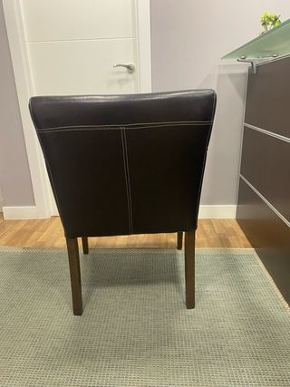 Butacas de cuero, piel de calidad, y madera.