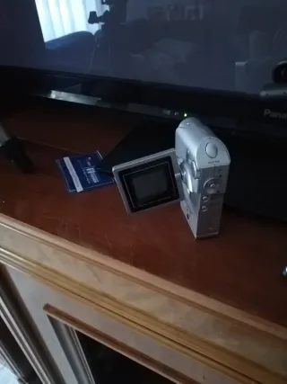 Cámara de vídeo digital plateada