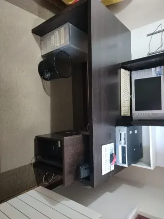 Mesa de despacho marrón y plateada