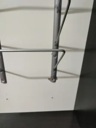 Mesa de despacho marrón y plateada