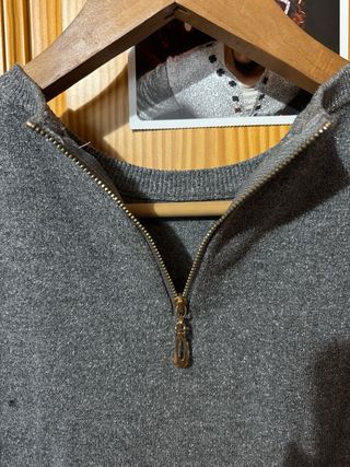 Jersey gris brillante con cremallera