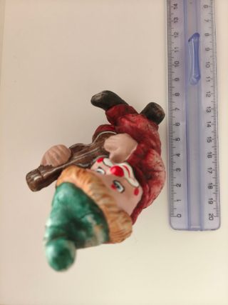 Statuina pagliaccio suonatore chitarra