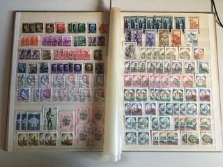 Clasificador con sellos de Italia.