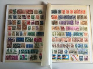 Clasificador con sellos de Italia.