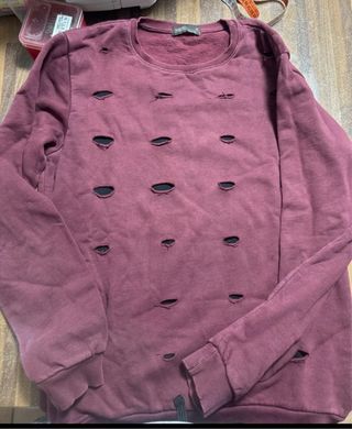 Felpa WEIRD. uomo viola strappata