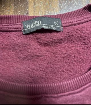 Felpa WEIRD. uomo viola strappata