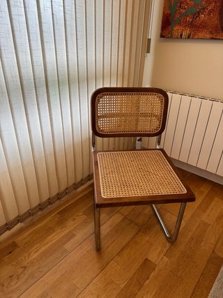 Silla de madera y metal con rejilla